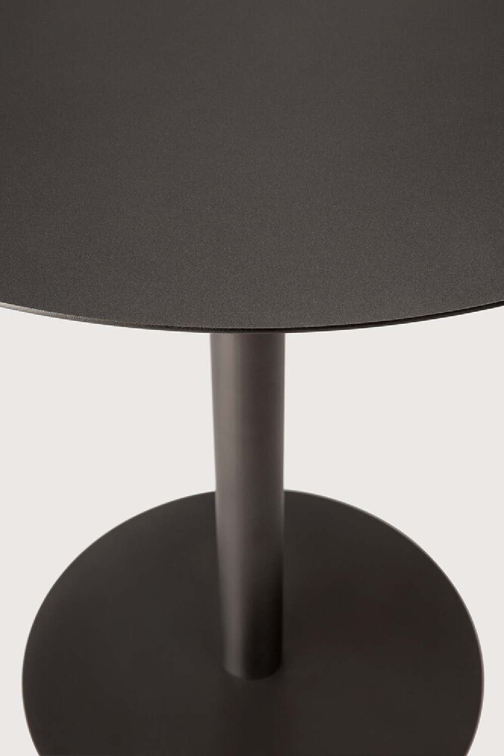 Round Pedestal Dining Table | Ethnicraft Blend | Oroa.com