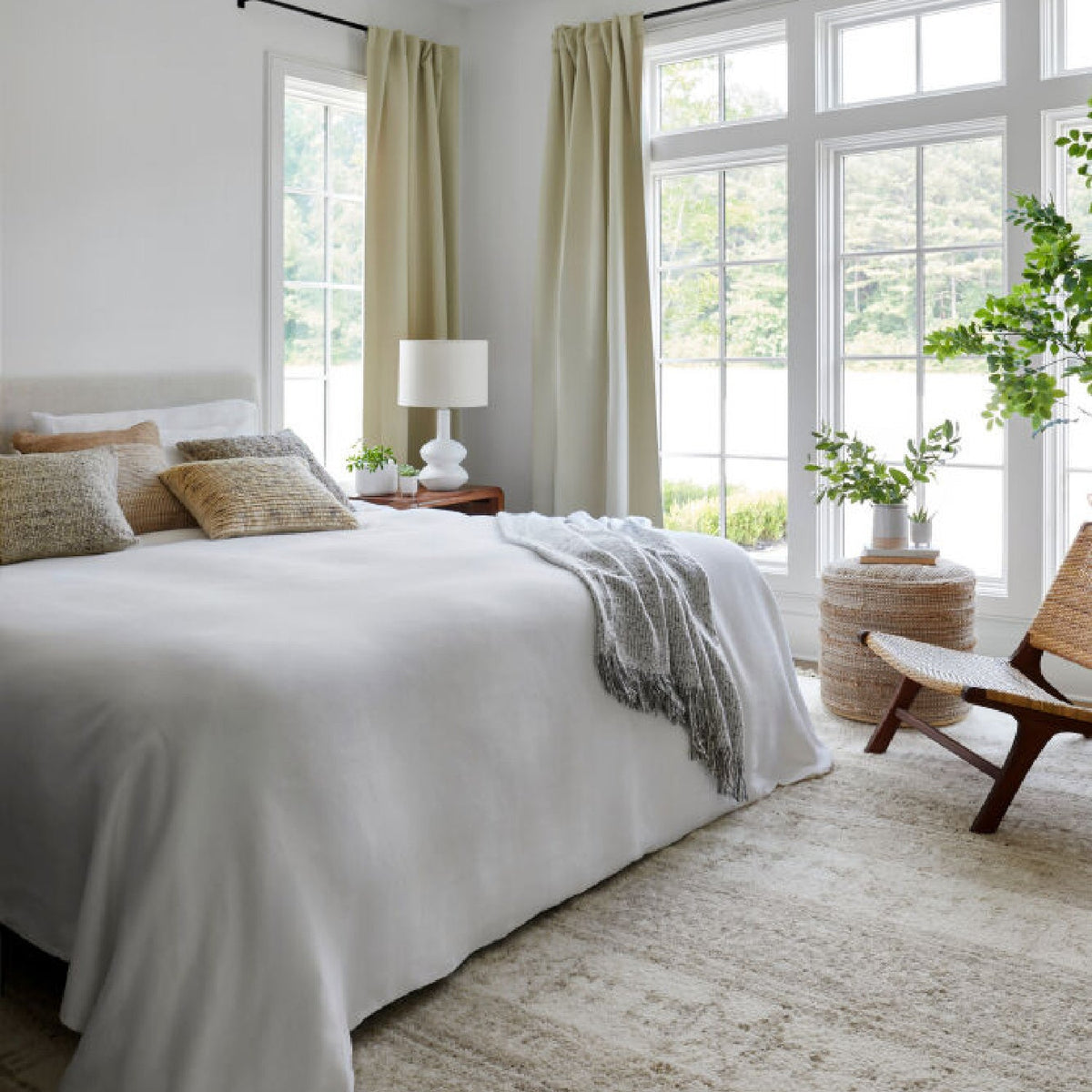 Modern European furniture - White Ceramic Table Lamp - www.oroa.com