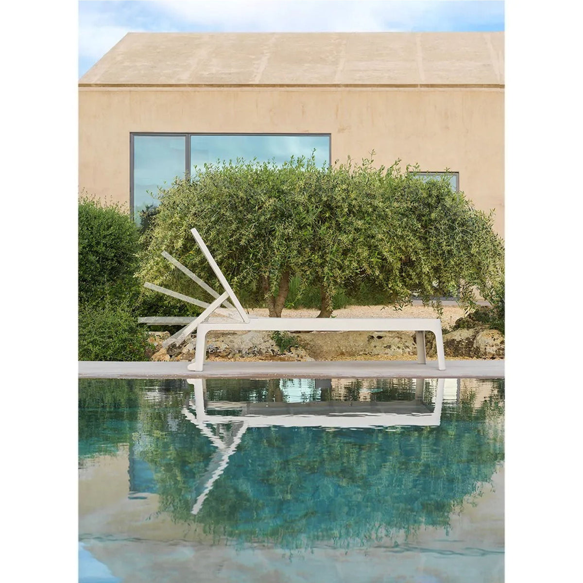 Stackable Fiberglass Outdoor Chaise Lounge | Nardi Plano