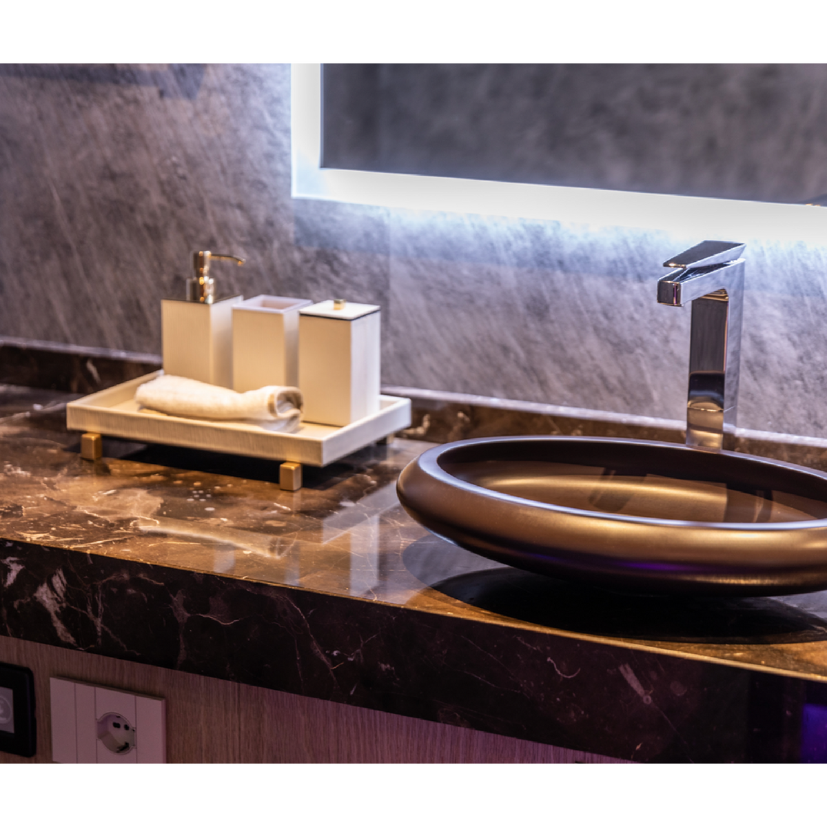 Square Leather Bathroom Set | Pinetti Poseidon | OROA.com
