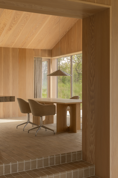 Intersecting-Base Oak Dining Table | Audo Copenhagen Androgyne | Oroa.com